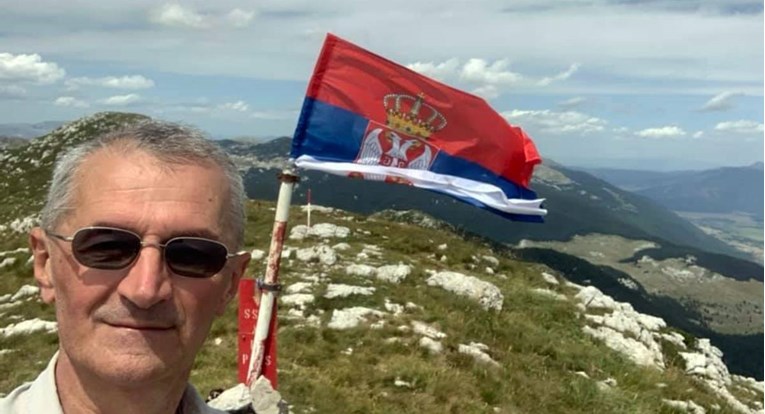 FOTO Vučićev zastupnik podigao srpsku zastavu na Dinari