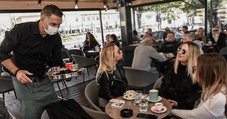 U silovitoj krizi plaće su mnogima pale. U javnom sektoru su rasle