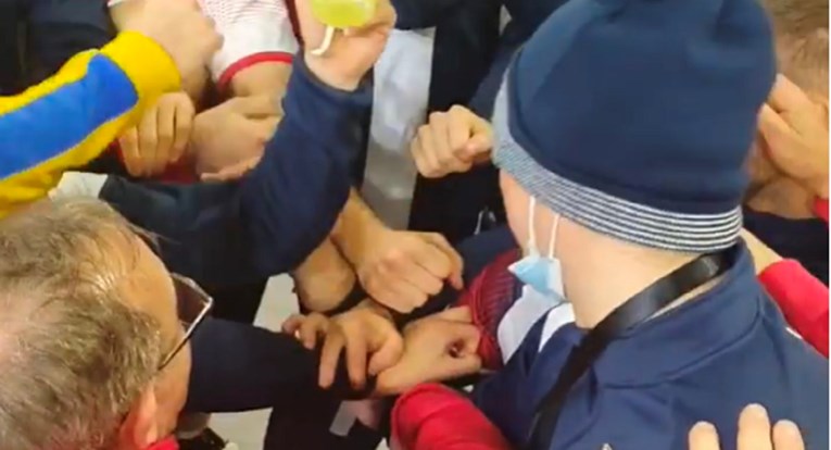 "Ruke gore! Iznad svih, Hrvatska!" viknuo je Červar i važni dvojac poslao na tribine