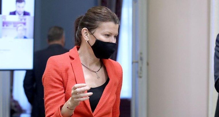 Sabina Glasovac u elegantnom izdanju u saboru, izabrala suknju do iznad koljena