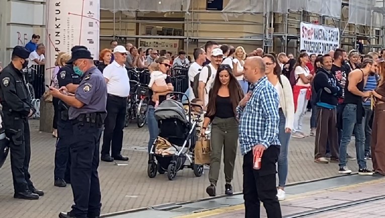 Pijani lik na "Festivalu slobode" se obratio policajcima, pogledajte snimku