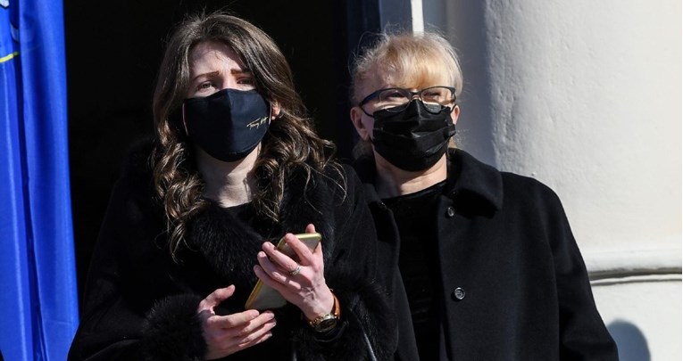 Shrvane kći i supruga ispratile Bandićev lijes, među okupljenima i Prica, Hrgović...