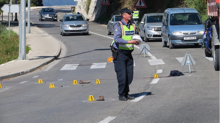 Težak sudar kod Omiša, troje ljudi hitno prebačeno u bolnicu