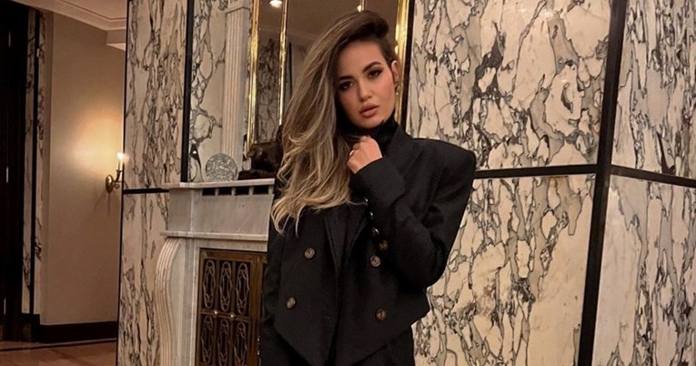 Adriana Ćaleta-Car objavila rijetku fotografiju s majkom i sestrom