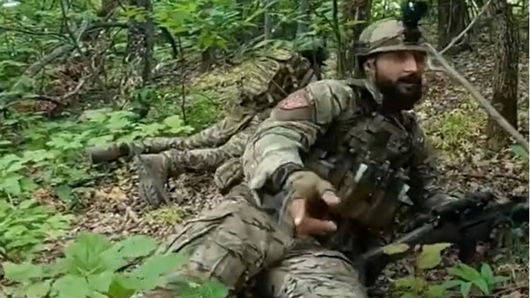 Napeta snimka iz Ukrajine: Sin britanske zastupnice sa suborcima upao u rusku zasjedu