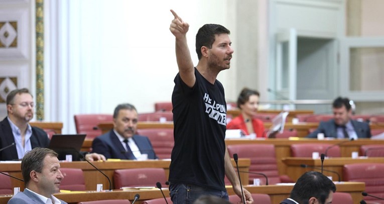 Pernar: Starije u karantenu, mladima omogućiti normalan život
