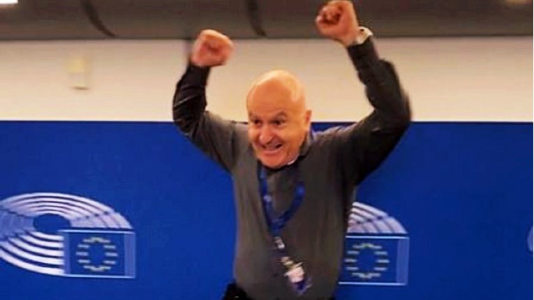 VIDEO Ovako je Fred Matić slavio nakon što je izglasan njegov izvještaj o pobačaju