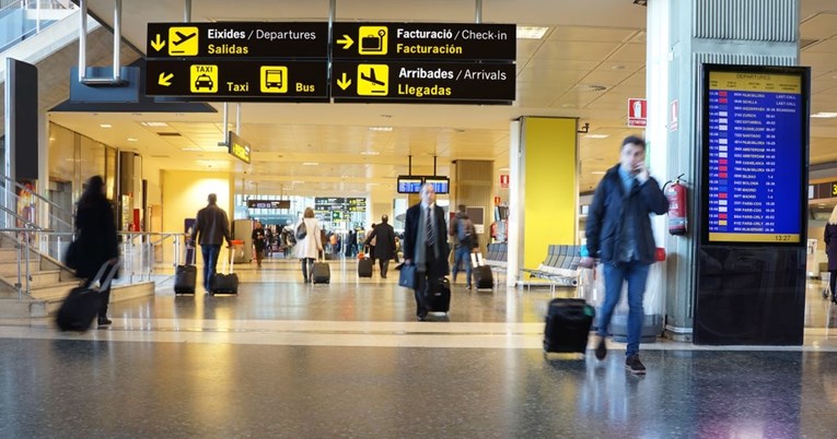 Zračna luka na ekranima prikazivala filmove za odrasle umjesto oglasa