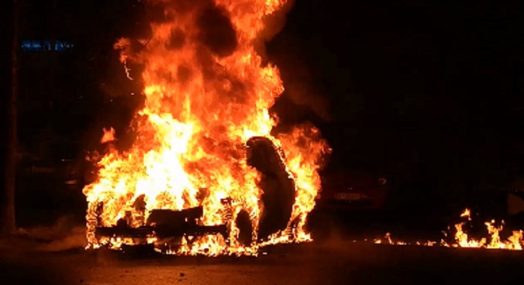 U Zagrebu sinoć gorio Mercedes, pogledajte snimku