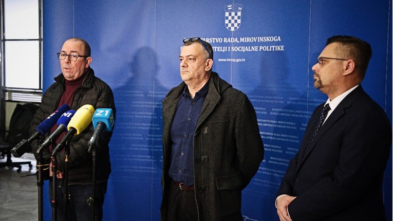 Državne i javne službe dobit će božićnice i darove za djecu. Traže i veće plaće