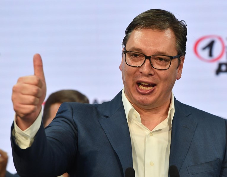 Vučić slavi ogromnu pobjedu na srpskim izborima, doveo trubače i napao novinarke