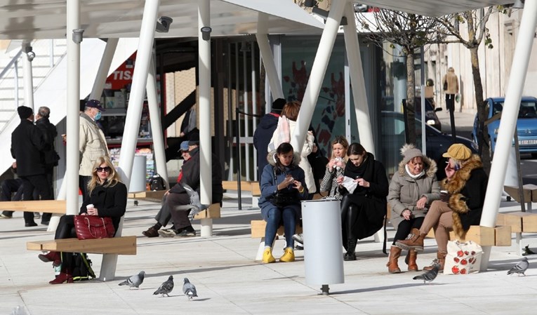 Snašli su se: Ovako Šibenčani ispijaju kave na suncu dok su kafići zatvoreni