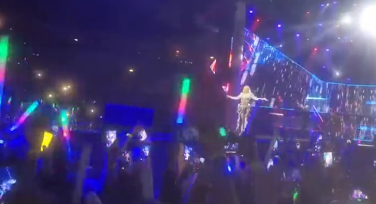 Pogledajte kako je krcata zagrebačka Arena uglas s Brenom pjevala "Jugoslovenku"