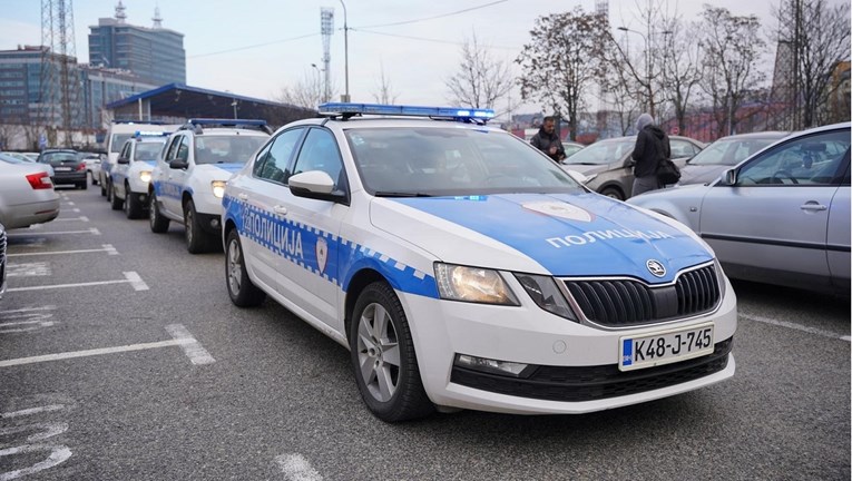 Čovjek u Banjoj Luci pustio policajce u kuću pa ih napao sjekirom i nožem