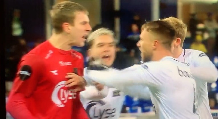 VIDEO Bizaran incident u Norveškoj. Slovenac napao svog golmana pa dobio crveni