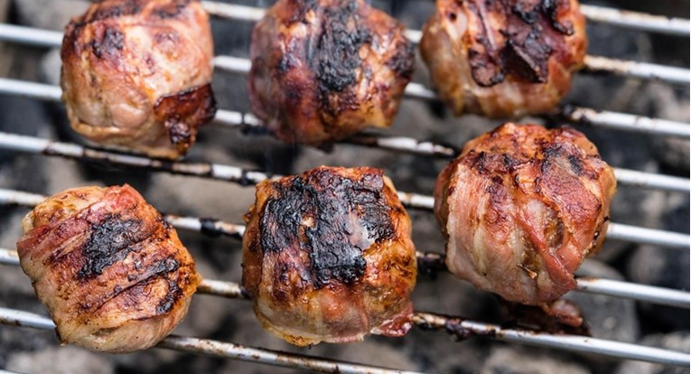 Jesu vam dosadili ćevapi s roštilja? Ovi mesni uštipci omotani slaninom su top
