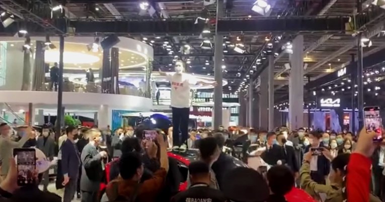 VIDEO Pogledajte što je bijesna vlasnica Tesle napravila na autosalonu u Šangaju