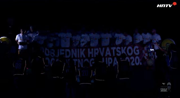 Pogledajte bizarne scene sa Šubićevca, Riječani trofej podigli u mraku