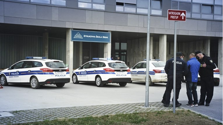 Uz prijetnju bombom ušao u školu u Sisku pa tražio Žinića. Svladala ga interventna