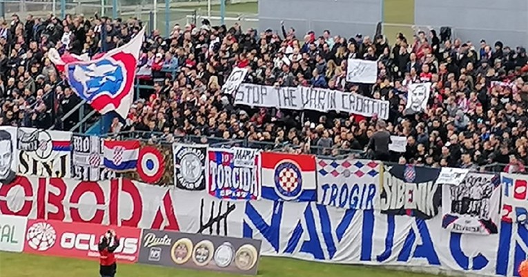Torcida podigla prekrižene slike Marića i Kulušića: Stop the VAR in Croatia