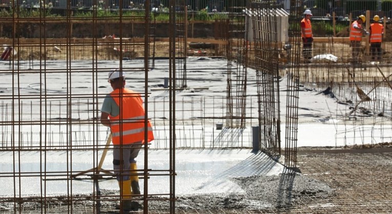 Drugi mjesec zaredom raste broj zaposlenih, na godišnjoj razini pad