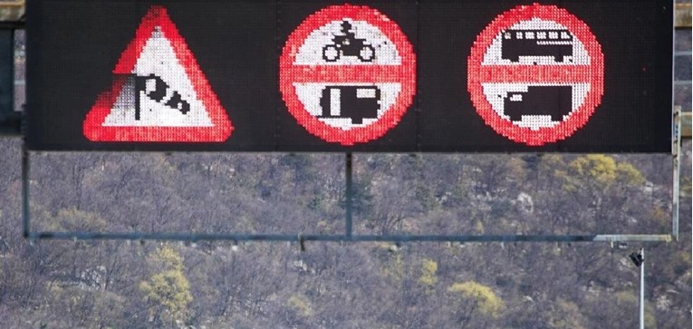 Na Jadranskoj magistrali puše jak vjetar, zabranjen promet za kampere i motocikle