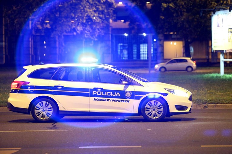 Na autocesti kod Slavonskog Broda postavljao reklamu, pao i poginuo