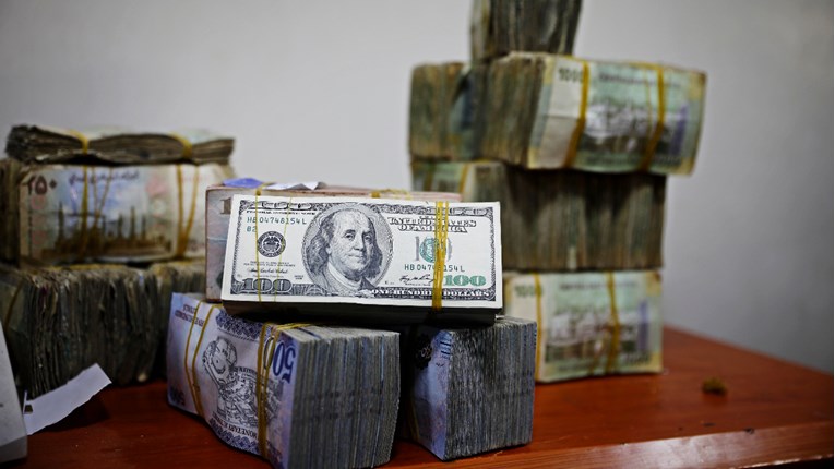 Dolar ojačao