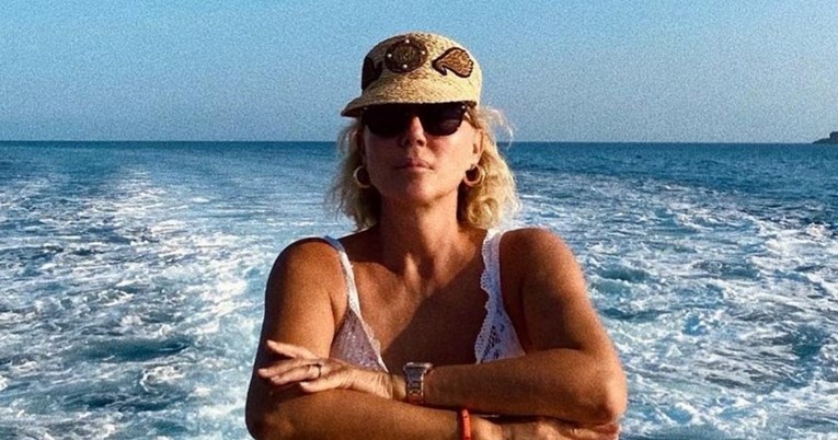 Lepa Brena uživa na ljetovanju u Crnoj Gori, objavila fotke u badiću