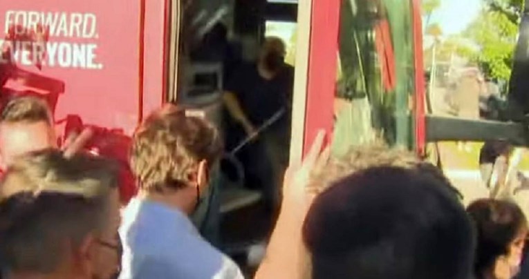 VIDEO Protivnici obaveznog cijepljenja šljunkom pogodili kanadskog premijera