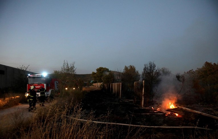 Požar na Klisu ugasilo devet vatrogasaca