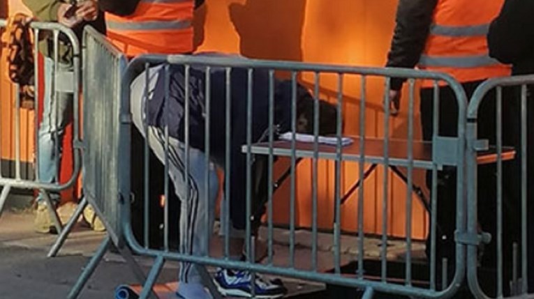 Navijači na Šubićevcu skidali cipele prije ulaska na stadion