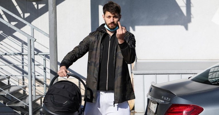 FOTO Petković izveo dijete iz rodilišta pa pokazao srednji prst