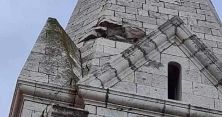 FOTO Grom udario u toranj crkve na Braču, veliko kamenje padalo po autima i krovovima