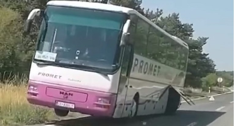 Autobusu kod Sinja u vožnji otpao kotač. Direktor: Vozač je uzeo krivi bus