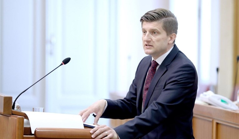 Marić u saboru: Ne smanjuju se sredstva za obnovu, povećavaju se