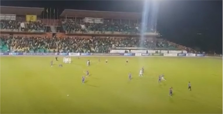 Pogledajte kako su igrači Hajduka napustili teren nakon ispadanja od Tobola