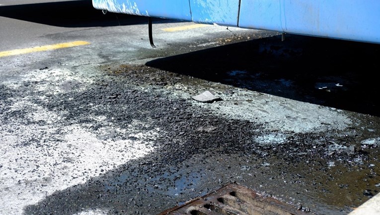 U Sinju gorio autobus. Vozač gasio požar do dolaska vatrogasaca