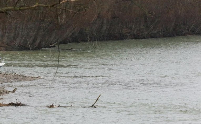Tinejdžeri u Srbiji skočili u kanal, nisu znali plivati. Utopili su se