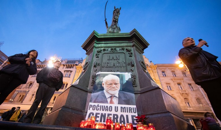 FOTO Suverenisti šetali Zagrebom s ogromnom Praljkovom fotografijom