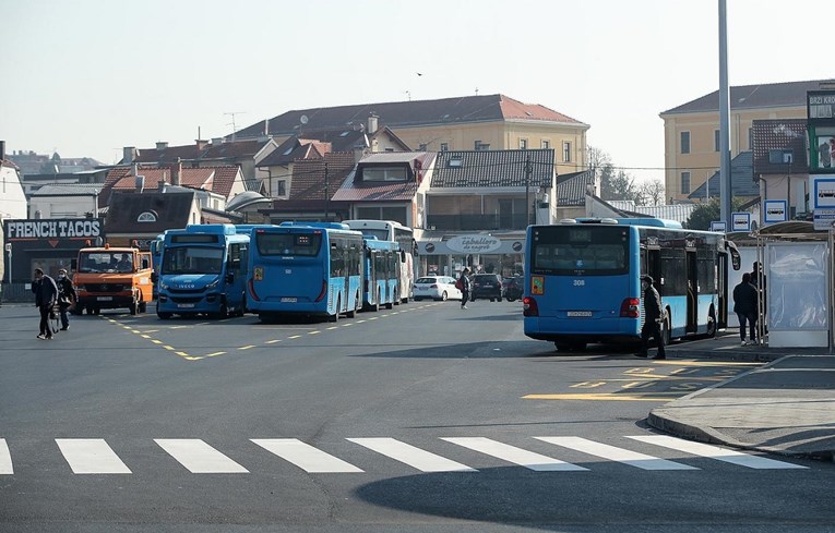 Detalji teške nesreće: Mladi biciklist umro na mjestu, na pješačkom ga udario bus