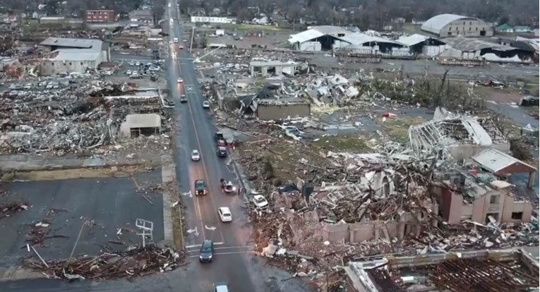 SAD pogodilo 30 tornada. Broj mrtvih narastao na 79, traga se za nestalima