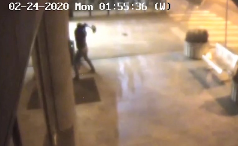 Pogledajte snimku napada na kliniku Nikice Gabrića