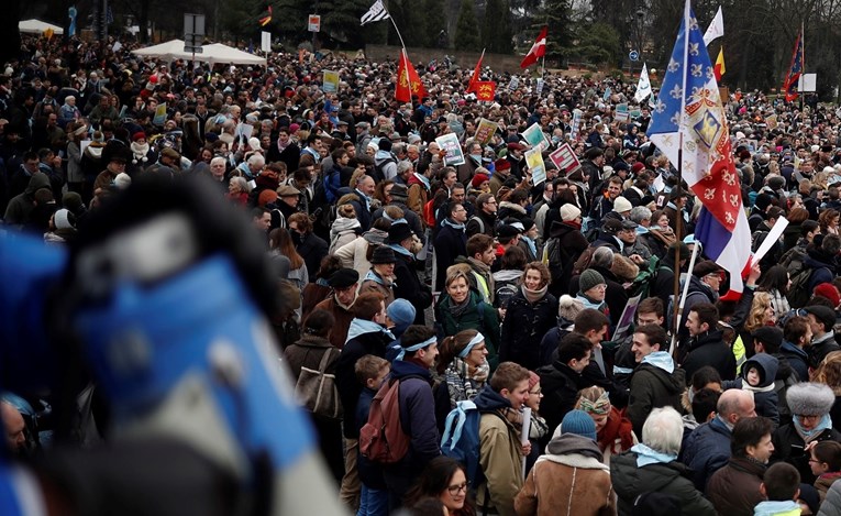 U Parizu prosvjed protiv produljenja zakonskog roka za pobačaj