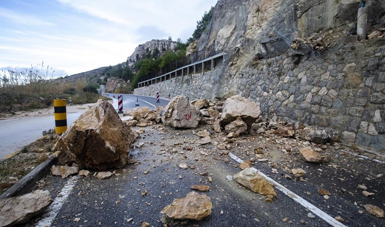 FOTO Veliki odron kod Omiša, ogromne stijene pale po prometnoj cesti