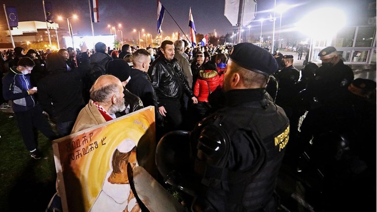 VIDEO Dio prosvjednika ispred HRT-a, htjeli ući u zgradu. Spriječila ih interventna