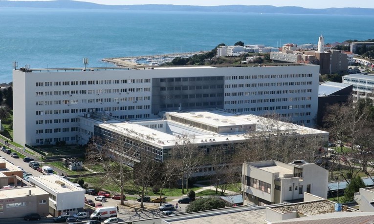 Djeca s broda se bore za život. Otkazali su im vitalni organi, na respiratoru su