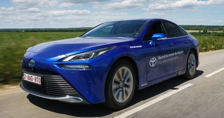 Ova Toyota vozi preko 1000 km s jednim tankom