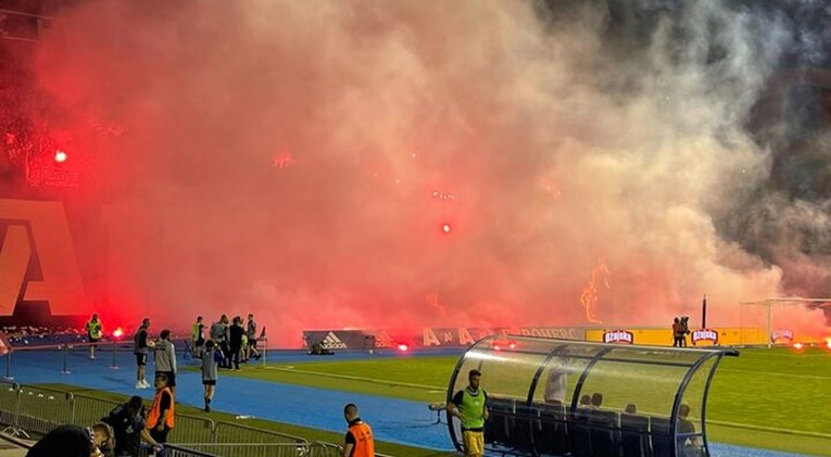 FOTO Boysi bakljadom zapalili vlastiti transparent, utakmica nakratko prekinuta