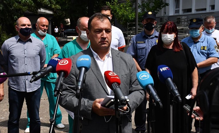Beroš: Ozlijeđeni su u najboljim rukama, formiran telefon za informacije o putnicima